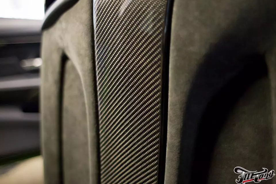 BMW M4. Ламинация натуральным карбоном задних спинок сидений.
